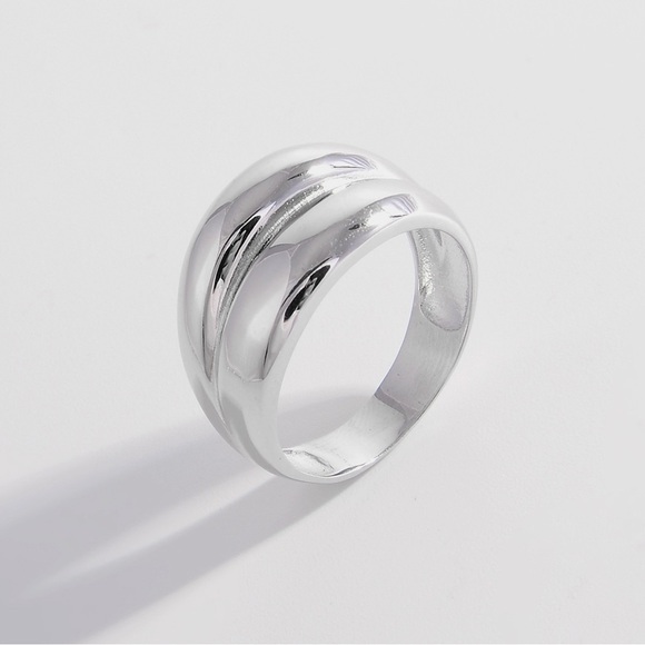925 Sterling Silver Bulging Ring - Picture 2 of 4